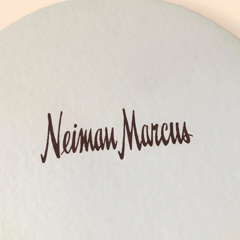 Vintage Neiman Marcus Logo Hat Box Round w/ Handle 16x6.5” Ivory Cream Clean - Picture 4 of 7